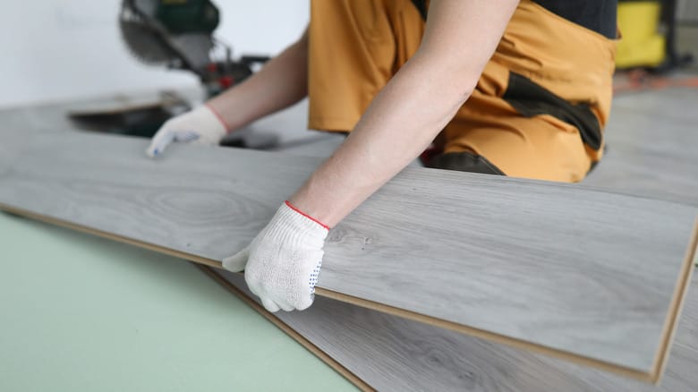 Πλακάκι ή laminate;